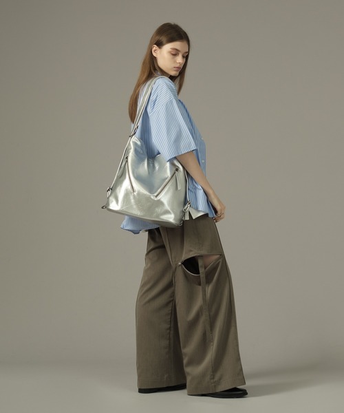 SELLE GLANT(セレグランテ)の「2WAY DESIGN ZIP SHOULDER BAG/2WAYデザインジップバッグ(ショルダーバッグ・メンズ・ブラック/シルバー・ONESIZE)」の3枚目の写真