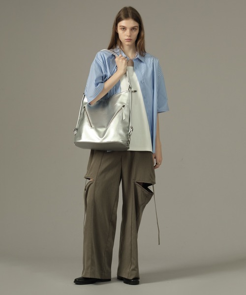 SELLE GLANT(セレグランテ)の「2WAY DESIGN ZIP SHOULDER BAG/2WAYデザインジップバッグ(ショルダーバッグ・メンズ・ブラック/シルバー・ONESIZE)」の4枚目の写真