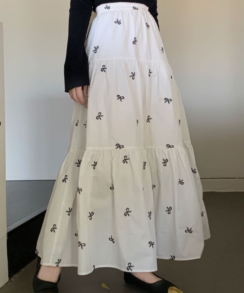 ECLIN(エクラン)の「リボン刺繍ティアードロングスカート(スカート・レディース・ブラック/ホワイト/ベージュ・M/L/XL)」の1枚目の写真