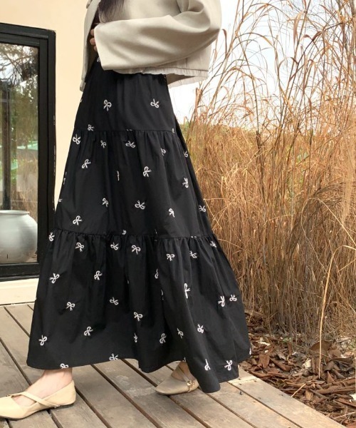 ECLIN(エクラン)の「リボン刺繍ティアードロングスカート(スカート・レディース・ブラック/ホワイト/ベージュ・M/L/XL)」の2枚目の写真