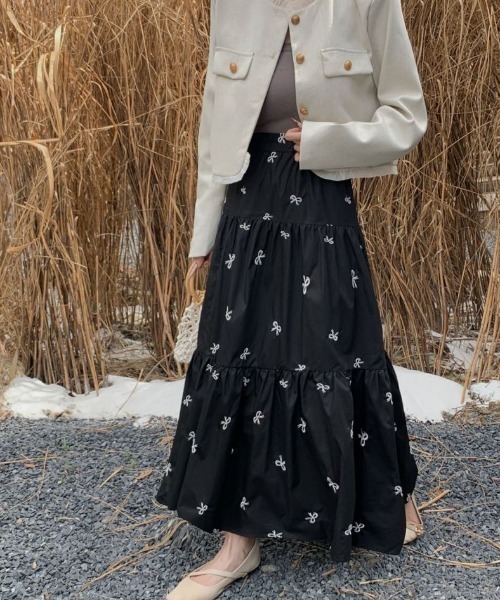 ECLIN(エクラン)の「リボン刺繍ティアードロングスカート(スカート・レディース・ブラック/ホワイト/ベージュ・M/L/XL)」の4枚目の写真