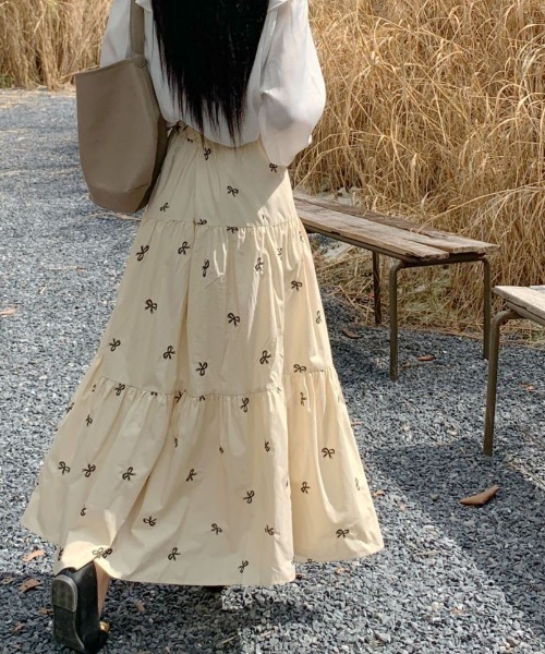 ECLIN(エクラン)の「リボン刺繍ティアードロングスカート(スカート・レディース・ブラック/ホワイト/ベージュ・M/L/XL)」の5枚目の写真