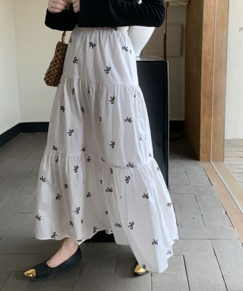 ECLIN(エクラン)の「リボン刺繍ティアードロングスカート(スカート・レディース・ブラック/ホワイト/ベージュ・M/L/XL)」の6枚目の写真
