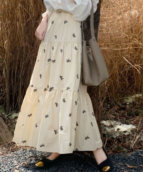 ECLIN(エクラン)の「リボン刺繍ティアードロングスカート(スカート・レディース・ブラック/ホワイト/ベージュ・M/L/XL)」の7枚目の写真