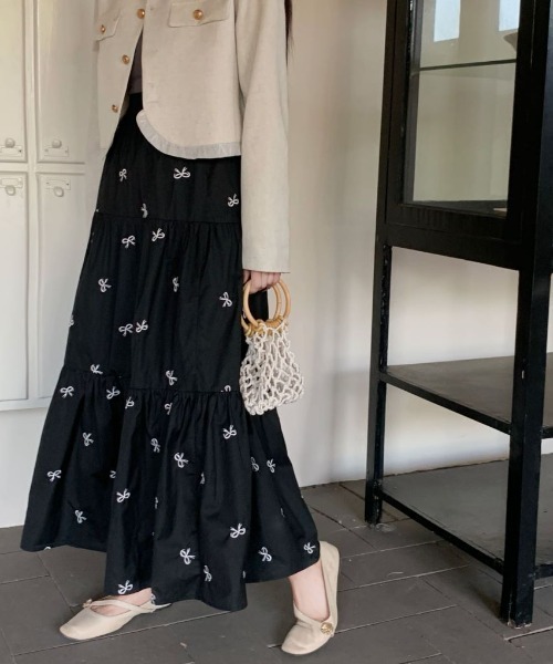 ECLIN(エクラン)の「リボン刺繍ティアードロングスカート(スカート・レディース・ブラック/ホワイト/ベージュ・M/L/XL)」の8枚目の写真