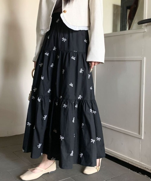 ECLIN(エクラン)の「リボン刺繍ティアードロングスカート(スカート・レディース・ブラック/ホワイト/ベージュ・M/L/XL)」の12枚目の写真