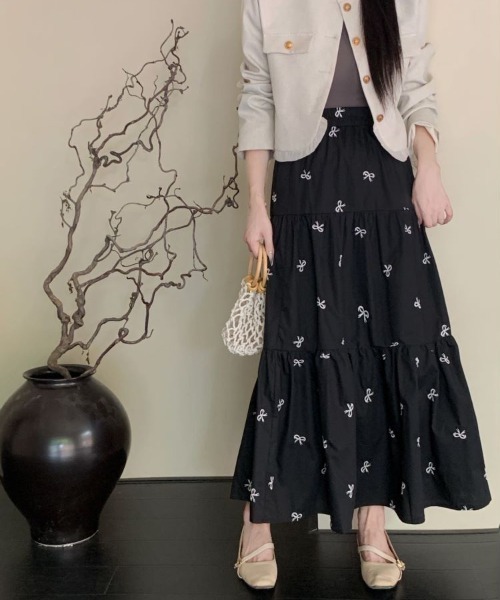 ECLIN(エクラン)の「リボン刺繍ティアードロングスカート(スカート・レディース・ブラック/ホワイト/ベージュ・M/L/XL)」の13枚目の写真
