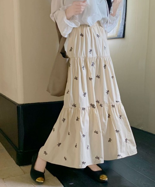 ECLIN(エクラン)の「リボン刺繍ティアードロングスカート(スカート・レディース・ブラック/ホワイト/ベージュ・M/L/XL)」の14枚目の写真
