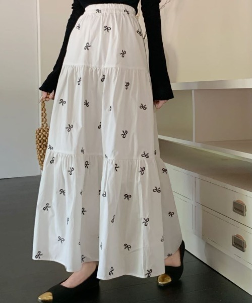ECLIN(エクラン)の「リボン刺繍ティアードロングスカート(スカート・レディース・ブラック/ホワイト/ベージュ・M/L/XL)」の15枚目の写真