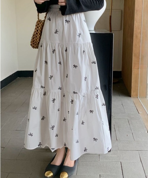 ECLIN(エクラン)の「リボン刺繍ティアードロングスカート(スカート・レディース・ブラック/ホワイト/ベージュ・M/L/XL)」の16枚目の写真
