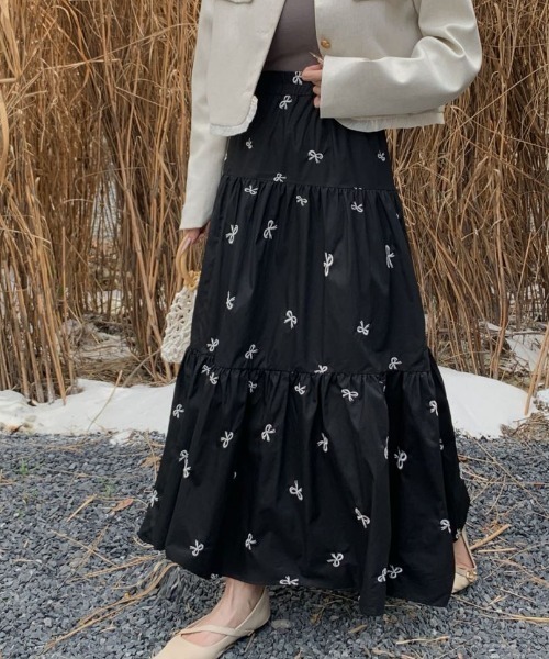 ECLIN(エクラン)の「リボン刺繍ティアードロングスカート(スカート・レディース・ブラック/ホワイト/ベージュ・M/L/XL)」の20枚目の写真