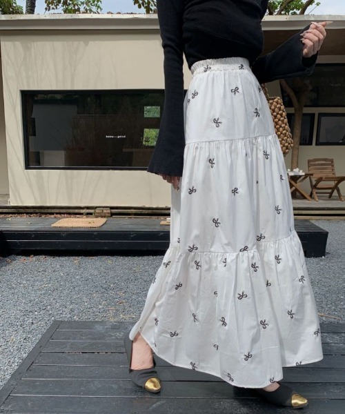 ECLIN(エクラン)の「リボン刺繍ティアードロングスカート(スカート・レディース・ブラック/ホワイト/ベージュ・M/L/XL)」の21枚目の写真
