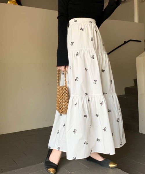 ECLIN(エクラン)の「リボン刺繍ティアードロングスカート(スカート・レディース・ブラック/ホワイト/ベージュ・M/L/XL)」の22枚目の写真