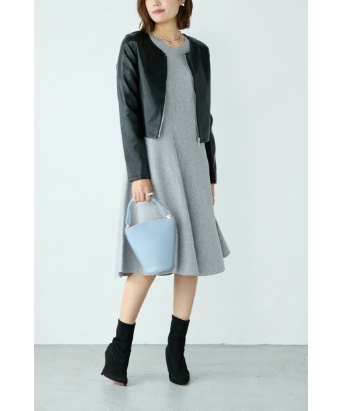 M.deux（エムドゥ）の「■フェイクレザーノーカラージャケット■（ノーカラージャケット・レディース・グレイッシュベージュ/ブラック・MEDIUM）」の5枚目の写真