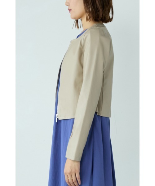 M.deux（エムドゥ）の「■フェイクレザーノーカラージャケット■（ノーカラージャケット・レディース・グレイッシュベージュ/ブラック・MEDIUM）」の7枚目の写真