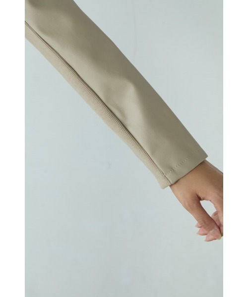 M.deux（エムドゥ）の「■フェイクレザーノーカラージャケット■（ノーカラージャケット・レディース・グレイッシュベージュ/ブラック・MEDIUM）」の10枚目の写真