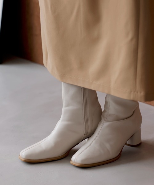 Juze（ジュゼ）の「ストレッチヒールショートブーツ（ブーツ・レディース・オフホワイト/シルバー/ブラック・S/M/L）」の2枚目の写真