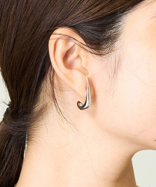 a.v.v(アーヴェヴェ)の「ドロップモチーフピアス(ピアス(両耳用)・レディース・シルバー/ゴールド・38)」の2枚目の写真