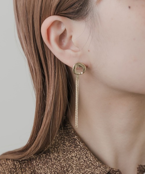 SMELLY（スメリー）の「メタルタッセルロングピアス（ピアス（両耳用）・レディース・ゴールド・-）」の3枚目の写真