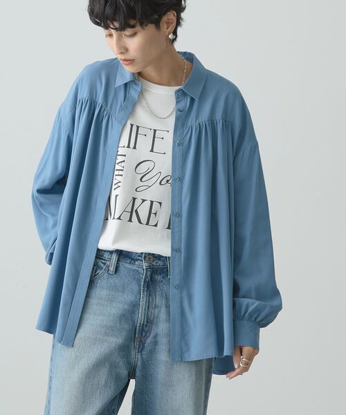AMERICAN HOLIC(アメリカンホリック)の「バックVギャザーブラウス(シャツ/ブラウス・レディース・ブラック/アイボリー/ブルー・M/L)」の4枚目の写真