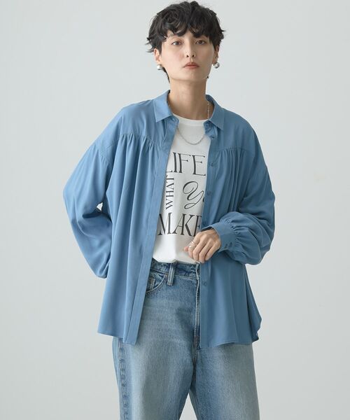 AMERICAN HOLIC(アメリカンホリック)の「バックVギャザーブラウス(シャツ/ブラウス・レディース・ブラック/アイボリー/ブルー・M/L)」の5枚目の写真