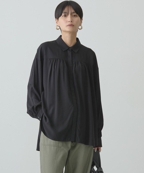 AMERICAN HOLIC(アメリカンホリック)の「バックVギャザーブラウス(シャツ/ブラウス・レディース・ブラック/アイボリー/ブルー・M/L)」の1枚目の写真
