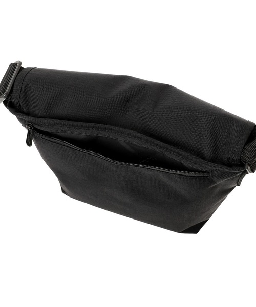 Manhattan Portage(マンハッタンポーテージ)の「Nylon Messenger Bag JR Back Pocket W/ Divider Magnet(メッセンジャーバッグ・メンズ・ブラック・SMALL)」の9枚目の写真