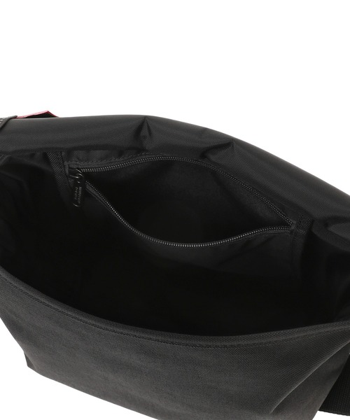 Manhattan Portage(マンハッタンポーテージ)の「Nylon Messenger Bag JR Back Pocket W/ Divider Magnet(メッセンジャーバッグ・メンズ・ブラック・SMALL)」の10枚目の写真