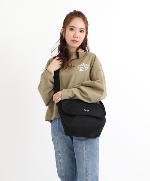 Manhattan Portage(マンハッタンポーテージ)の「Nylon Messenger Bag JR Back Pocket W/ Divider Magnet(メッセンジャーバッグ・メンズ・ブラック・SMALL)」の14枚目の写真