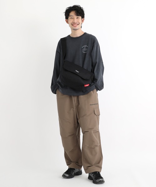 Manhattan Portage(マンハッタンポーテージ)の「Nylon Messenger Bag JR Back Pocket W/ Divider Magnet(メッセンジャーバッグ・メンズ・ブラック・SMALL)」の17枚目の写真