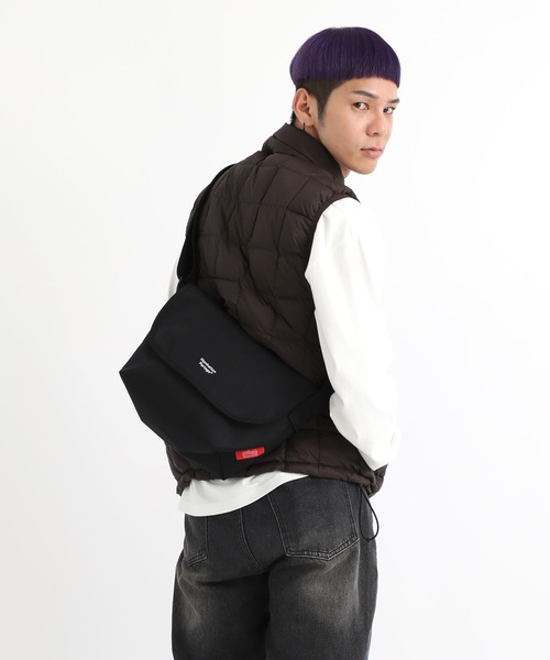 Manhattan Portage(マンハッタンポーテージ)の「Nylon Messenger Bag JR Back Pocket W/ Divider Magnet(メッセンジャーバッグ・メンズ・ブラック・SMALL)」の18枚目の写真