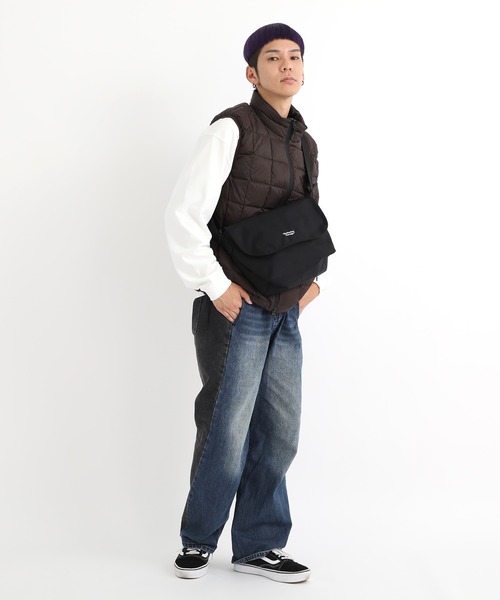 Manhattan Portage(マンハッタンポーテージ)の「Nylon Messenger Bag JR Back Pocket W/ Divider Magnet(メッセンジャーバッグ・メンズ・ブラック・SMALL)」の19枚目の写真