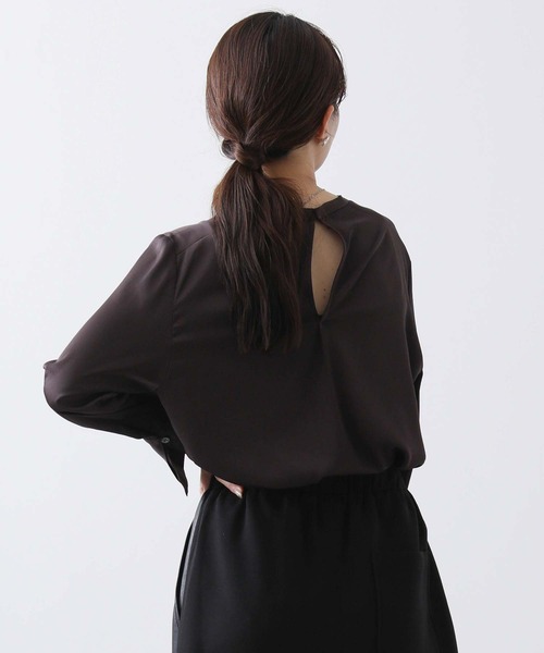 Gready Brilliant（グレディブリリアン）の「ＬＵサテンクルーブラウス（シャツ/ブラウス・レディース・ダークブラウン/アイボリー・38）」の6枚目の写真