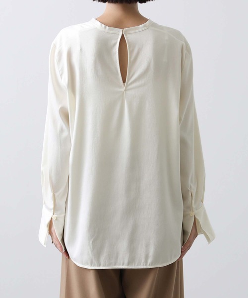 Gready Brilliant（グレディブリリアン）の「ＬＵサテンクルーブラウス（シャツ/ブラウス・レディース・ダークブラウン/アイボリー・38）」の14枚目の写真