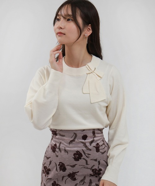 ASTORIA ODIER（アストリアオディール）の「金具付きリボンネックプルオーバー（ニット/セーター・レディース・ブラック/チャコールグレー/グレイッシュブルー/ホワイト・MEDIUM/LARGE）」の3枚目の写真