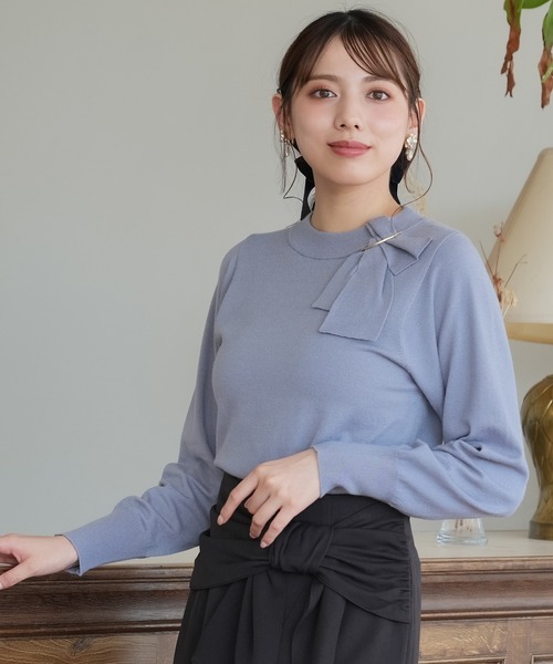 ASTORIA ODIER（アストリアオディール）の「金具付きリボンネックプルオーバー（ニット/セーター・レディース・ブラック/チャコールグレー/グレイッシュブルー/ホワイト・MEDIUM/LARGE）」の2枚目の写真