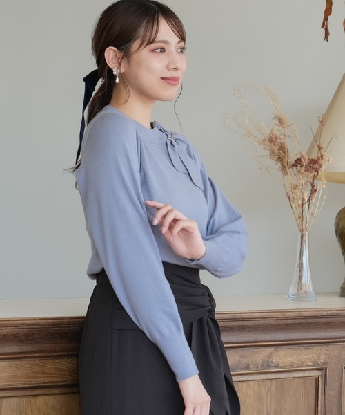 ASTORIA ODIER（アストリアオディール）の「金具付きリボンネックプルオーバー（ニット/セーター・レディース・ブラック/チャコールグレー/グレイッシュブルー/ホワイト・MEDIUM/LARGE）」の7枚目の写真