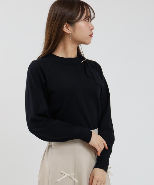 ASTORIA ODIER（アストリアオディール）の「金具付きリボンネックプルオーバー（ニット/セーター・レディース・ブラック/チャコールグレー/グレイッシュブルー/ホワイト・MEDIUM/LARGE）」の10枚目の写真