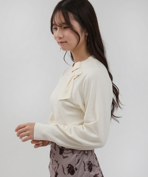 ASTORIA ODIER（アストリアオディール）の「金具付きリボンネックプルオーバー（ニット/セーター・レディース・ブラック/チャコールグレー/グレイッシュブルー/ホワイト・MEDIUM/LARGE）」の13枚目の写真