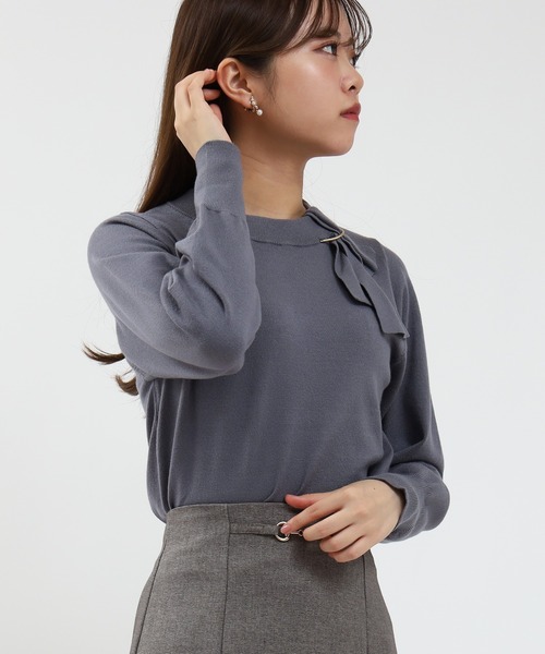 ASTORIA ODIER（アストリアオディール）の「金具付きリボンネックプルオーバー（ニット/セーター・レディース・ブラック/チャコールグレー/グレイッシュブルー/ホワイト・MEDIUM/LARGE）」の18枚目の写真