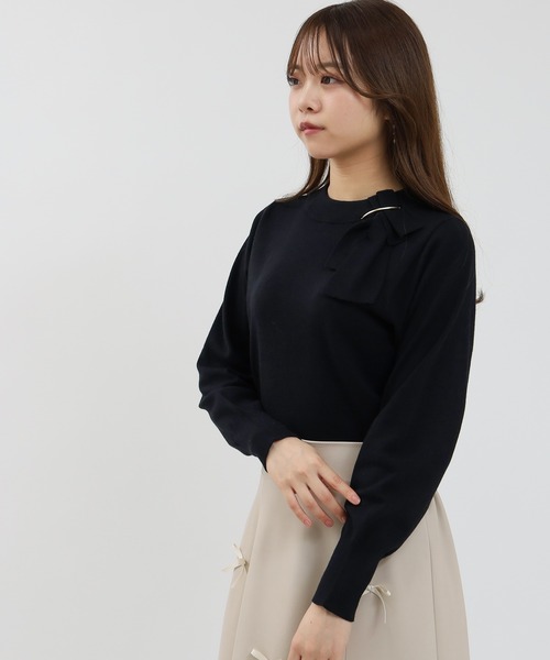 ASTORIA ODIER（アストリアオディール）の「金具付きリボンネックプルオーバー（ニット/セーター・レディース・ブラック/チャコールグレー/グレイッシュブルー/ホワイト・MEDIUM/LARGE）」の8枚目の写真