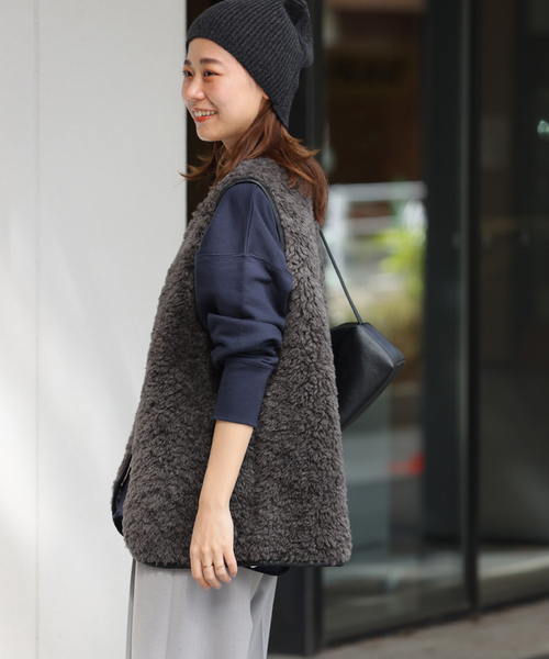 JOURNAL STANDARD relume（ジャーナルスタンダード　レリューム）の「《再入荷！》カールしたファーが大人可愛い。シープフェイクファージップベスト（ベスト・レディース・チャコールグレー/アイボリー・FREE）」の7枚目の写真
