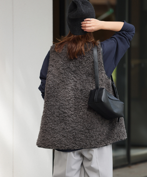 JOURNAL STANDARD relume（ジャーナルスタンダード　レリューム）の「《再入荷！》カールしたファーが大人可愛い。シープフェイクファージップベスト（ベスト・レディース・チャコールグレー/アイボリー・FREE）」の8枚目の写真