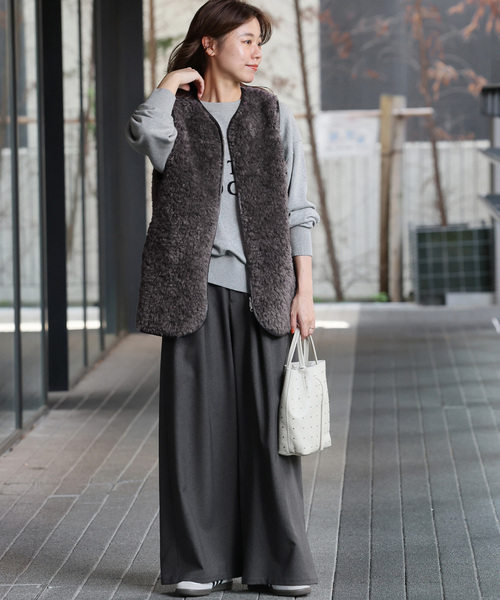 JOURNAL STANDARD relume（ジャーナルスタンダード　レリューム）の「《再入荷！》カールしたファーが大人可愛い。シープフェイクファージップベスト（ベスト・レディース・チャコールグレー/アイボリー・FREE）」の11枚目の写真