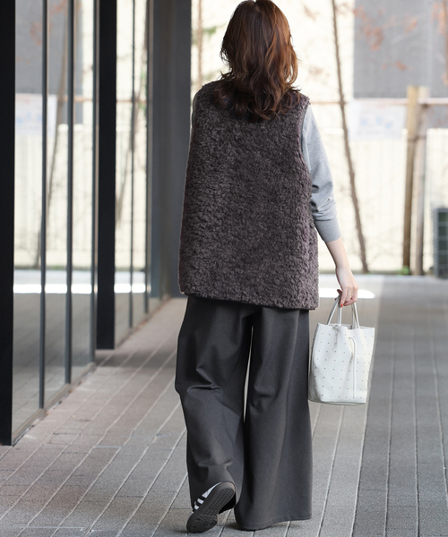 JOURNAL STANDARD relume（ジャーナルスタンダード　レリューム）の「《再入荷！》カールしたファーが大人可愛い。シープフェイクファージップベスト（ベスト・レディース・チャコールグレー/アイボリー・FREE）」の13枚目の写真