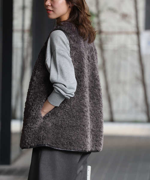 JOURNAL STANDARD relume（ジャーナルスタンダード　レリューム）の「《再入荷！》カールしたファーが大人可愛い。シープフェイクファージップベスト（ベスト・レディース・チャコールグレー/アイボリー・FREE）」の17枚目の写真