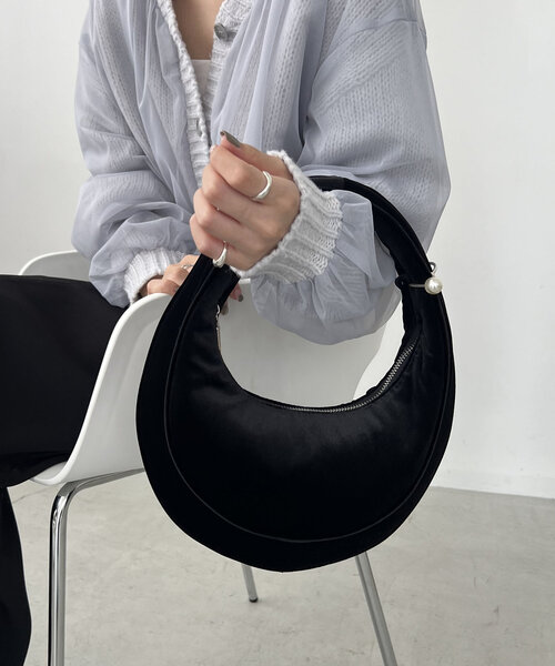 CAPRICIEUX LE'MAGE(カプリシューレマージュ)の「ムーンバッグ(ショルダーバッグ・レディース・シルバー/ブラック・FREE)」の2枚目の写真