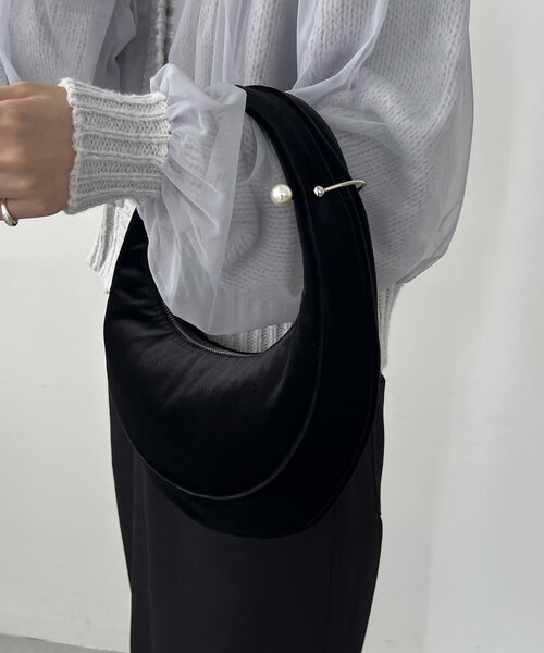 CAPRICIEUX LE'MAGE(カプリシューレマージュ)の「ムーンバッグ(ショルダーバッグ・レディース・シルバー/ブラック・FREE)」の4枚目の写真