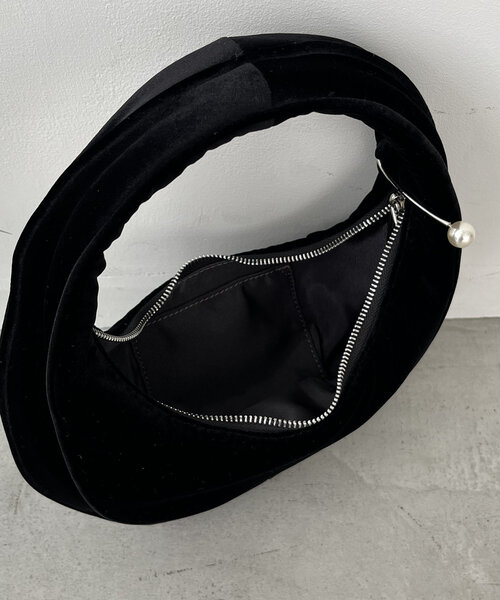 CAPRICIEUX LE'MAGE(カプリシューレマージュ)の「ムーンバッグ(ショルダーバッグ・レディース・シルバー/ブラック・FREE)」の6枚目の写真