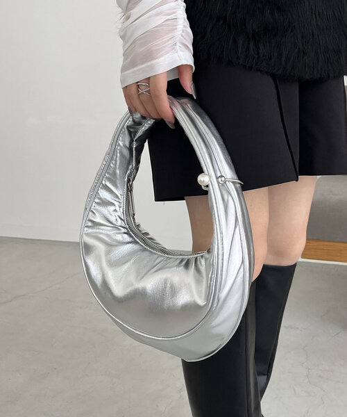 CAPRICIEUX LE'MAGE(カプリシューレマージュ)の「ムーンバッグ(ショルダーバッグ・レディース・シルバー/ブラック・FREE)」の13枚目の写真